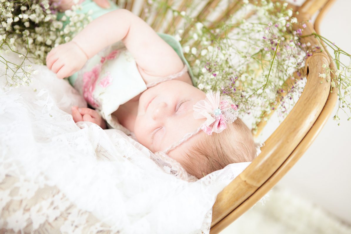 Baby-schlafend-vintage-Sessel-Blumen