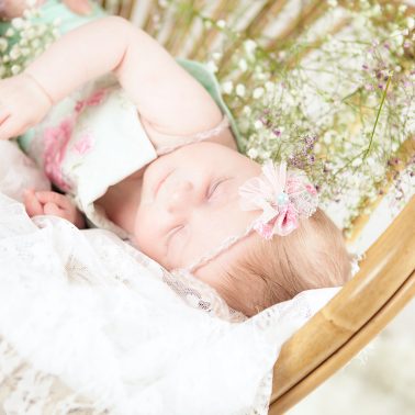 Baby-schlafend-vintage-Sessel-Blumen