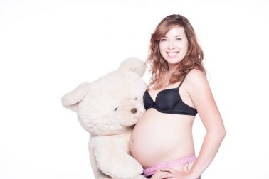 Babybauch-Shooting-Teddybär-Seitenprofil-Vorfreude