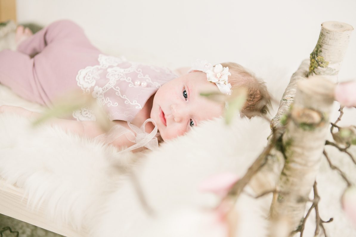 Babybettchen-Holz-suesses-Babyportrait