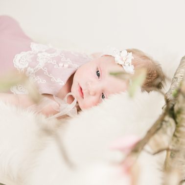Babybettchen-Holz-suesses-Babyportrait