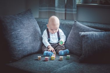 Babyshooting-Sofa-mit-Spielwuerfel