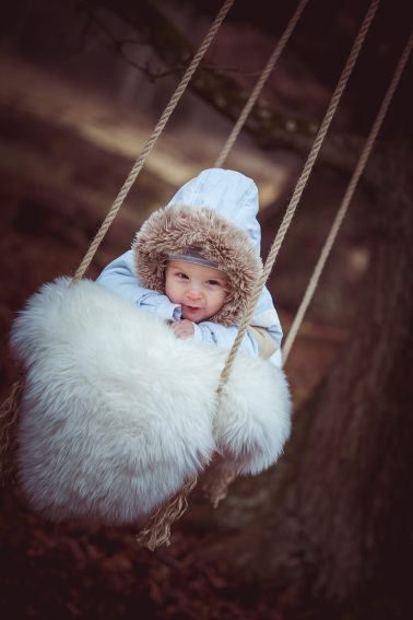 Babyshooting-im-Winter-Schaukel