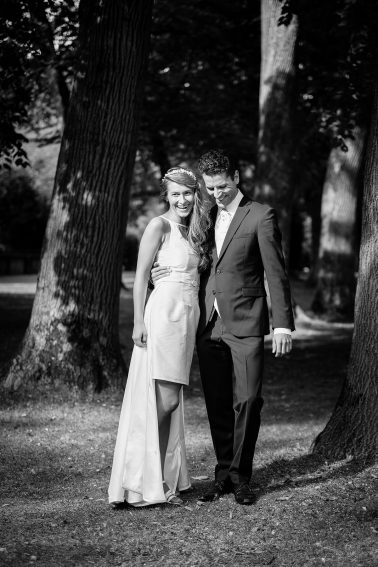 Brautpaarshooting-Brautpaar-glücklich-Natur-Park-schwarz-weiß