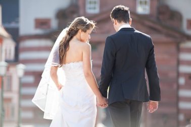 Brautpaarshooting-Händchen-halten-Brautpaar-weggehen