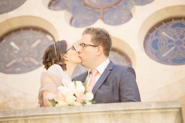 Brautpaarshooting-Liebe-Kuss-unschärfeverlauf-Kirche