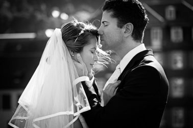 Brautpaarshooting-Stirn-küssen-Romantik-schwarz-weiß