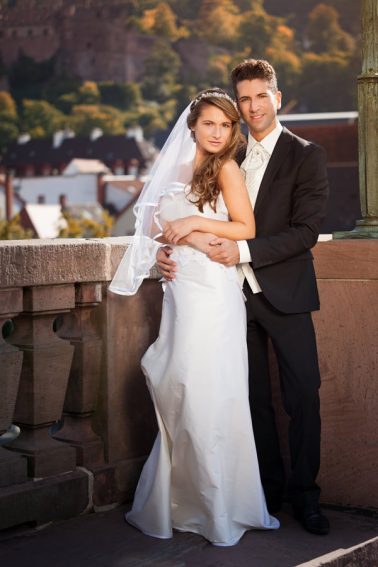 Brautpaarshooting-hintereinsnder-stehen-Hintergrund-Burgmauer