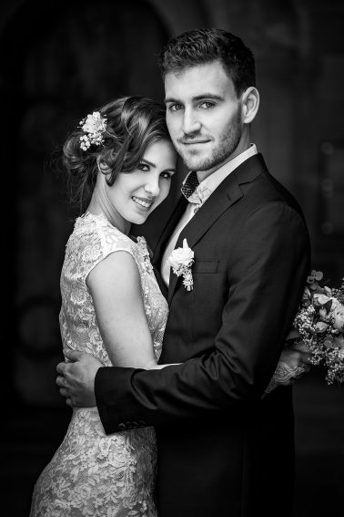 Brautpaarshooting-schwarz-weiß-romantik-Seitenaufnahme