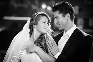 Brautpaarshooting-zärtliche-Berührung-verliebt-schwarz-weiß