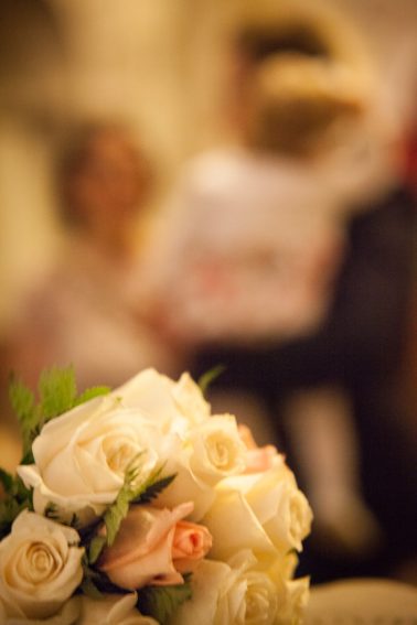 Brautstrauß-unschärfeeffekt-Hochzeitspaar