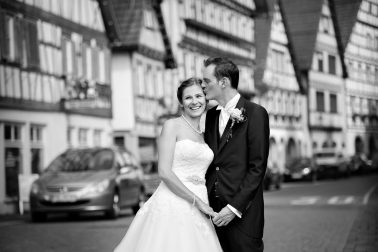 Hochzeit-Kuss-Brautkleid-lachen-schwarz-weiß