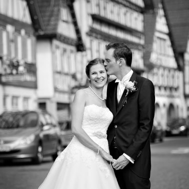 Hochzeit-Kuss-Brautkleid-lachen-schwarz-weiß