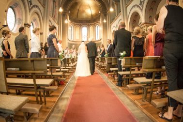 Hochzeitsreportage-Braut-zum-Altar-führen