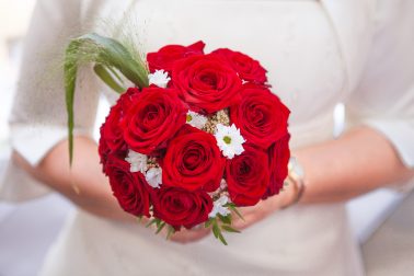 Hochzeitsreportage-Brautstrauß-rote-Rosen-Bouquet-Nahaufnahme