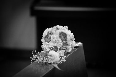 Hochzeitsreportage-Brautstrauß-schwarz-weiß-Kirche