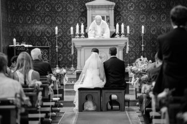 Hochzeitsreportage-Priester-zeremonielle-Gebete-Warten