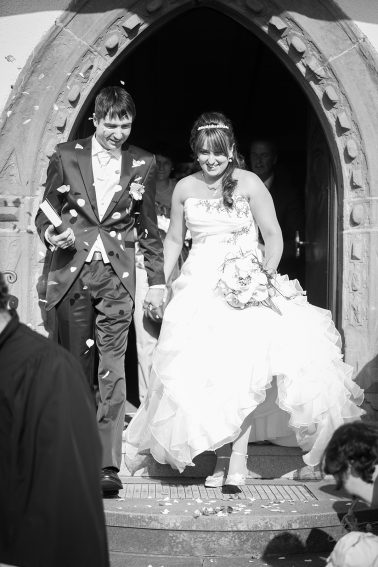 Hochzeitsreportage-nach-der-Trauung-Ehepaar-schwarz-weiß