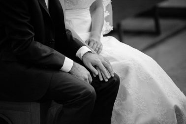 Hochzeitsreportage-während-der-Zeremonie-Hand-halten-schwarz-weiß