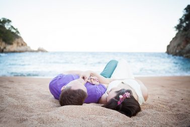 Hochzeitsshooting-im-Sand-liegen