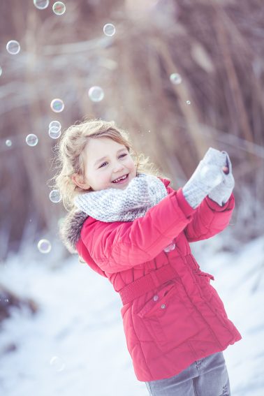 Kindershooting-Alia-mit-Seifenblasen-am-Maulbronner-Rossweiher