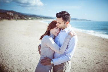 Paarfoto-Strand-Barcelona-Umarmung