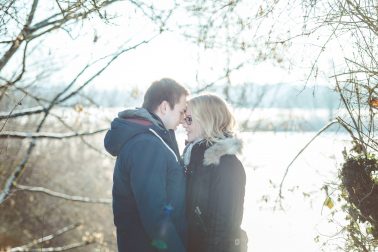 Paarshooting-Winter-Gegenlicht-Romantik-Liebespaar