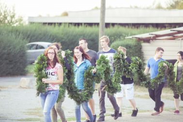 Polterabend-Freunde-Feier-Kranz-traditionell