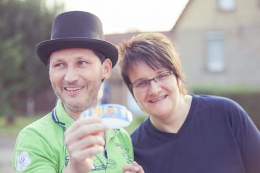 Polterabend-Porzellansplitter-einander-finden