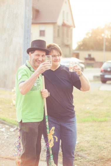 Polterabend-Tradition-kehren-Brautpaar-glücklich-Zusammenhalt