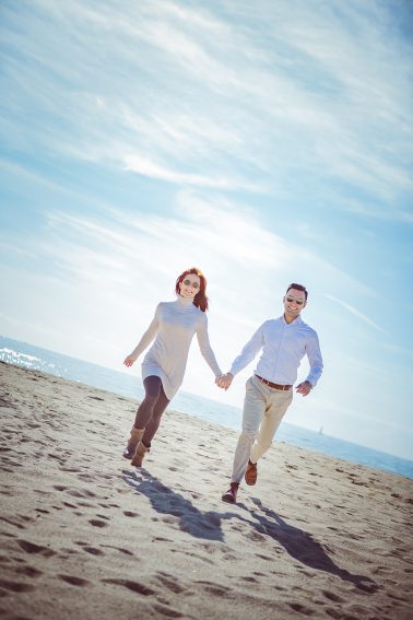 Pärchenshooting-über-Sand-rennen