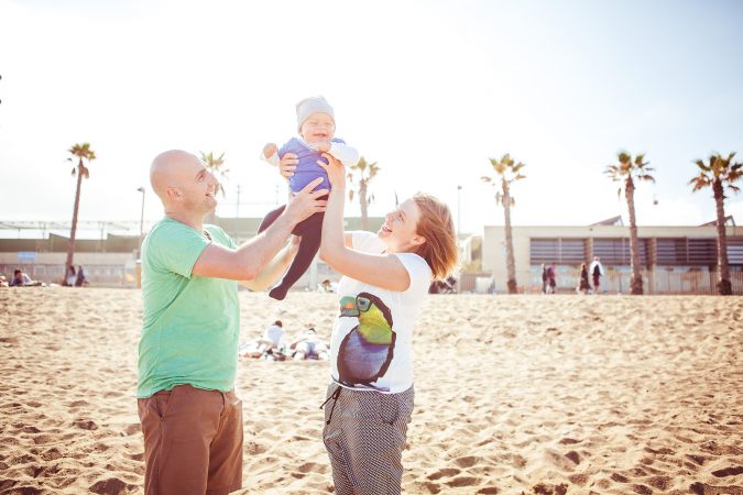 familienshooting-am-strand-baby-hochwerfen