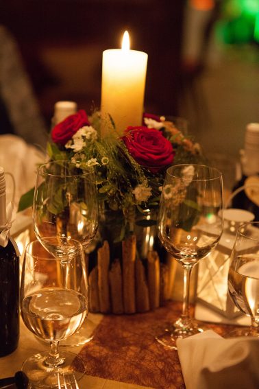 satteleihuette-baiersbronn-hochzeit-dekoration-rote-rosen-inspiration