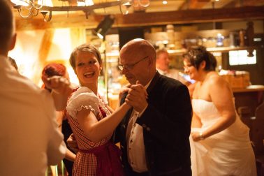 satteleihuette-baiersbronn-hochzeit-tanz-vater-tochter
