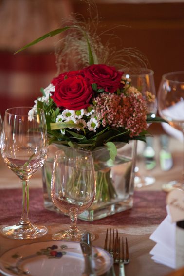 satteleihuette-baiersbronn-hochzeit-tischdekoration