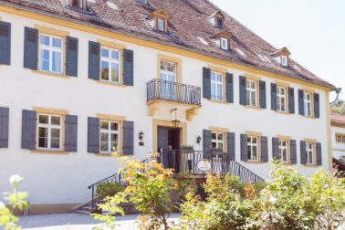 Kirchliche Trauung auf der Wiese auf Schloss Heinsheim