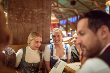 Brautpaar Hochzeit auf der Wiesn München