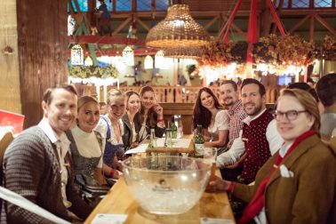Brautpaar Hochzeit auf der Wiesn München