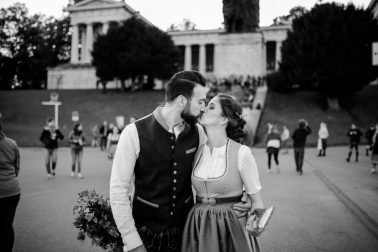 Brautpaar Hochzeit auf der Wiesn München