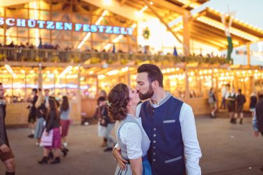 Brautpaar Hochzeit auf der Wiesn München