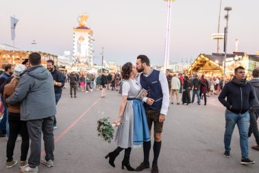 Brautpaar Hochzeit auf der Wiesn München