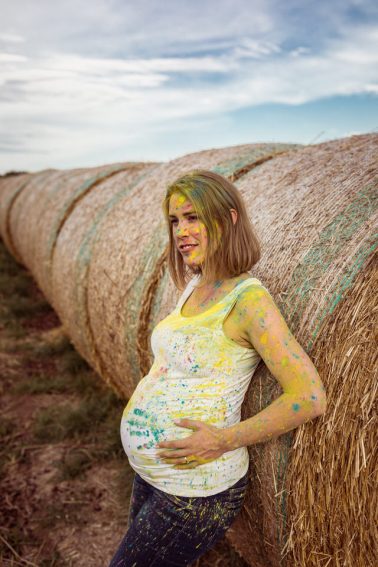 Schwangerschaftsshooting mit Holy Farben in Stuttgart
