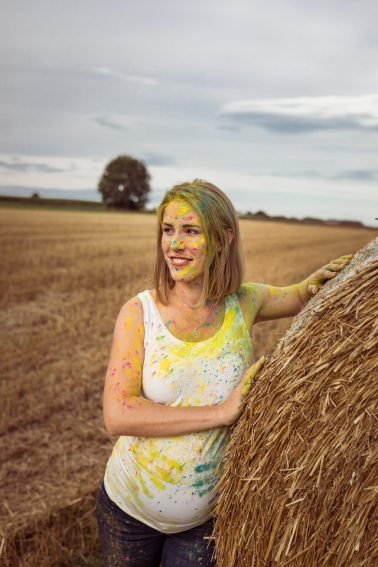 Schwangerschaftsshooting mit Holy Farben in Stuttgart