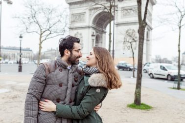 Verlobungsshooting am Arc de Triomph in Paris