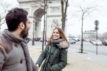 Verlobungsshooting am Arc de Triomph in Paris