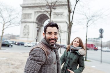 Verlobungsshooting am Arc de Triomph in Paris