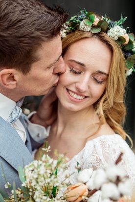 Brautpaar Boho Winter Hochzeit mit Trockenblumen im Mühlenhof Kalkar am Niederrhein