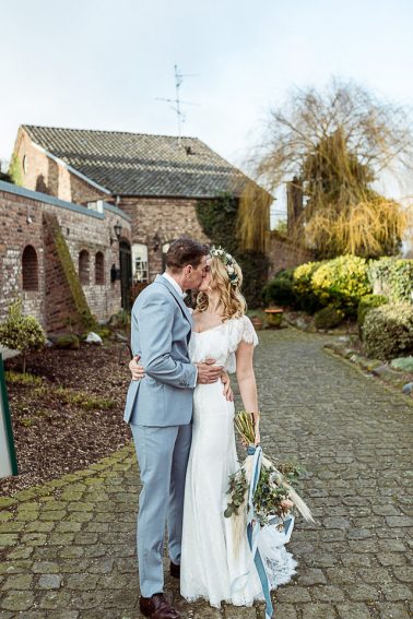 Brautpaar Boho Winterhochzeit im Mühlenhof Kalkar