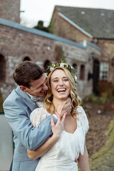 Brautpaar Boho Winterhochzeit im Mühlenhof Kalkar