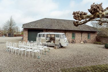 Freie Trauung im Bulli Boho Winterhochzeit im Mühlenhof Kalkar